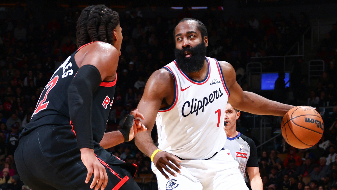 James Harden (kanan) mencetak 31 poin saat Los Angeles Clippers menaklukkan Toronto Raptors 121-117 lewat babak overtime pada Jumat (16/1) malam. (Foto: AP)