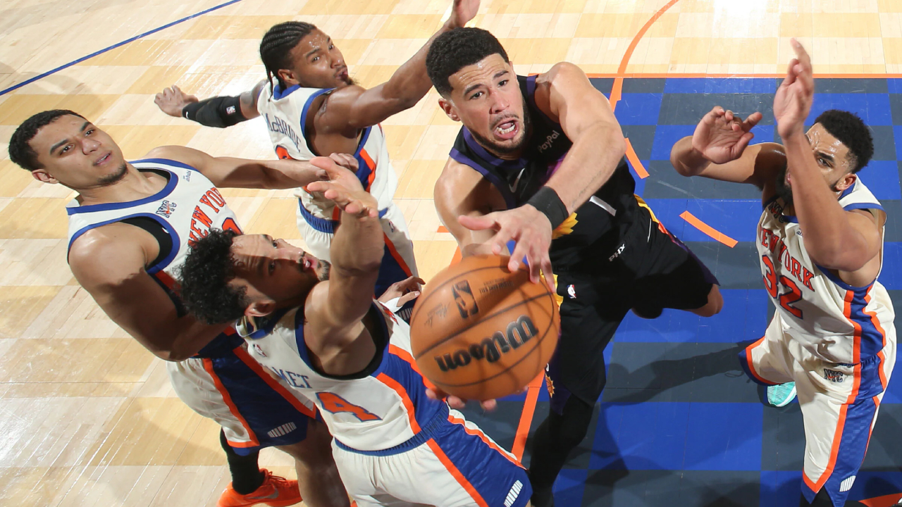 Devin Booker (tengah) mencetak 27 poin saat Phoenix Suns mengalahkan New York Knicks dengan skor 106-99 pada Sabtu (17/1) malam. (Foto: AP)