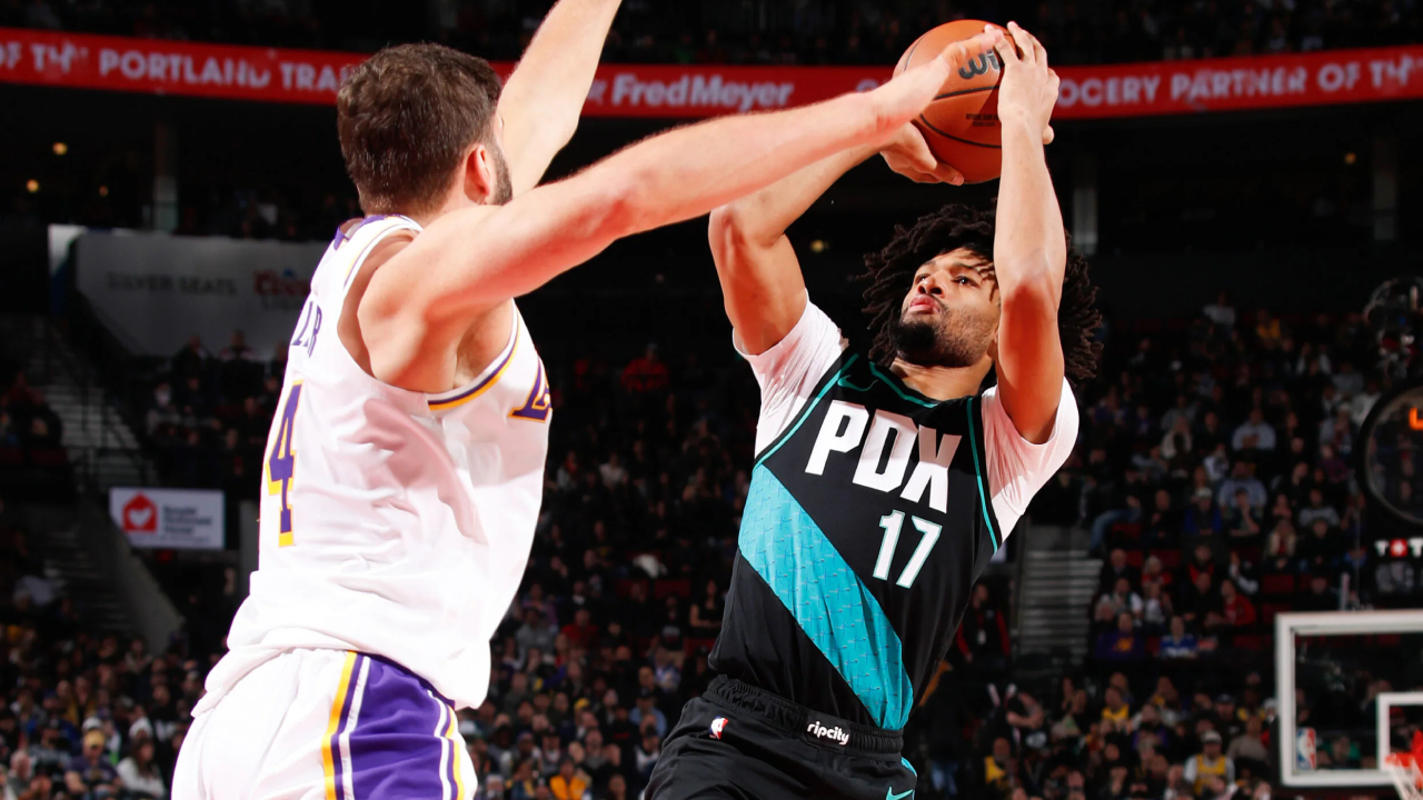 Shaedon Sharpe (kanan) mencetak 25 poin saat Portland Trail Blazers mengalahkan Los Angeles Lakers 132-116 pada Sabtu (17/1) malam. (Foto: AP)