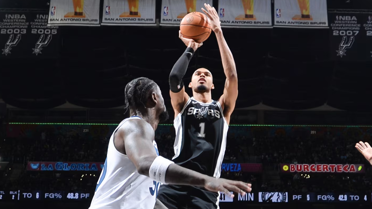 Victor Wembanyama (kanan) mencetak 39 poin saat San Antonio Spurs menang dramatis 126-123 atas Minnesota Timberwolves, Sabtu (17/1) malam. (Foto: AP)