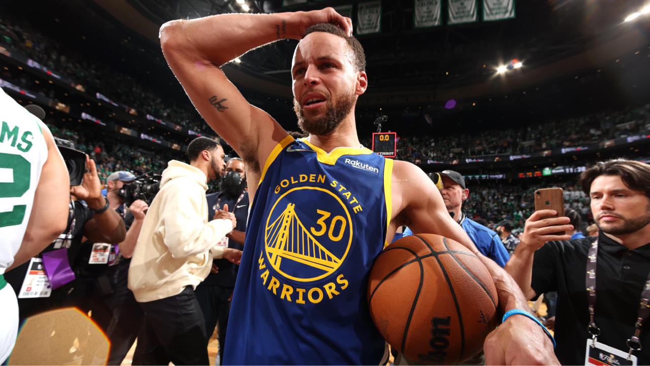 Seragam bersejarah itu dikenakan Stephen Curry saat Warriors memastikan gelar juara NBA keempat dalam era kepemimpinannya. (Foto: AP)