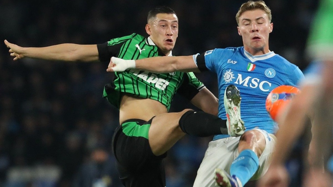 Jay Idzes menghadang Rasmus Hojlund dalam pertandingan Serie A Napoli vs Sassuolo