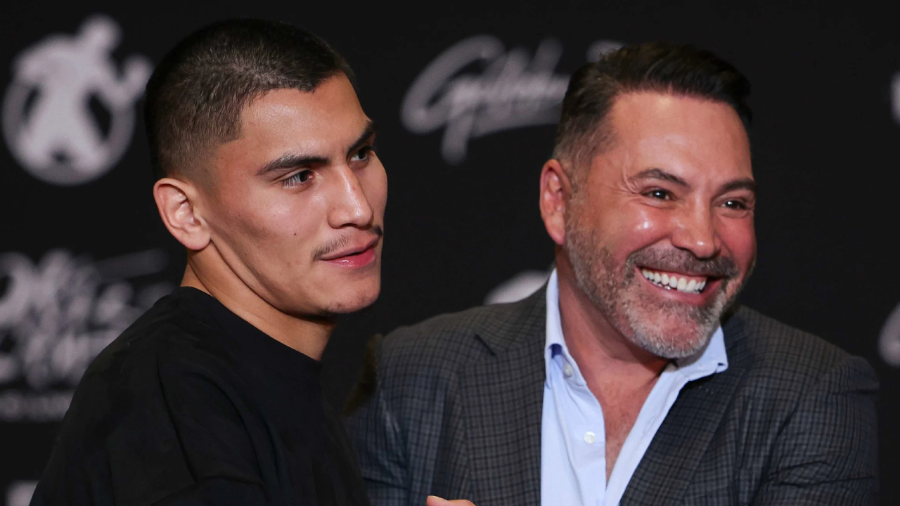Vergil Ortiz Jr (kiri) dan Oscar de la Hoya. (Foto: Fight TV)
