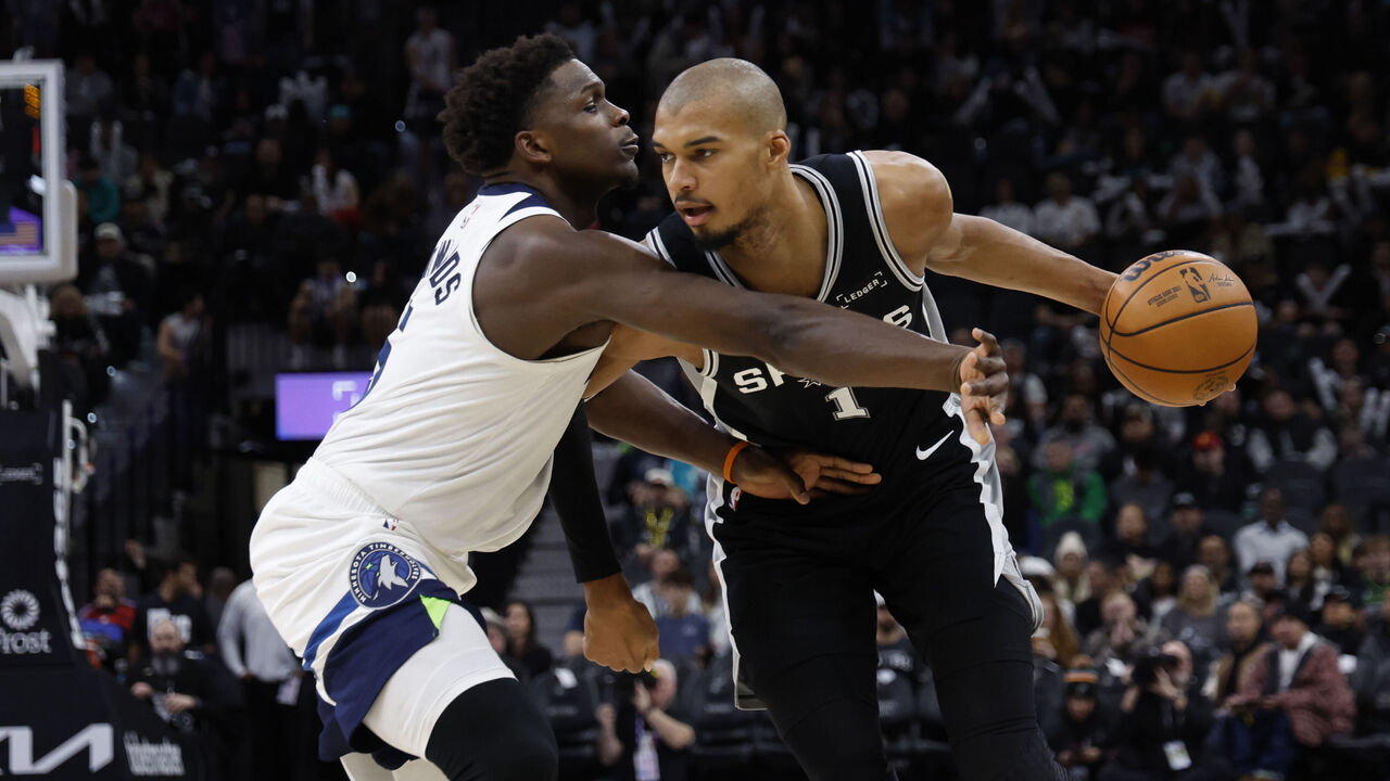 Victor Wembanyama (kanan) terlibat duel bintang yang memikat dengan Anthony Edwards.  (Foto: AP)