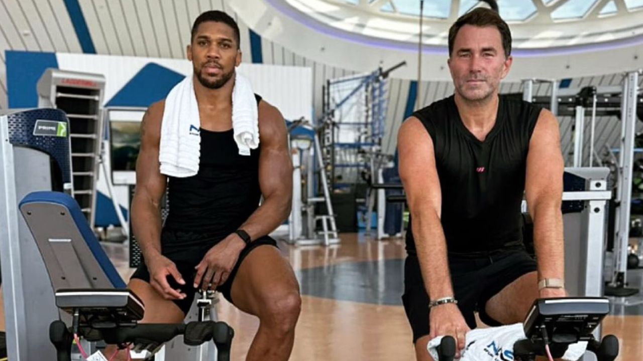 Hearn membagikan pembaruan kondisi Anthony Joshua melalui unggahan di media sosial X, disertai foto kebersamaan mereka di sebuah gym. (Foto: Fight TV)