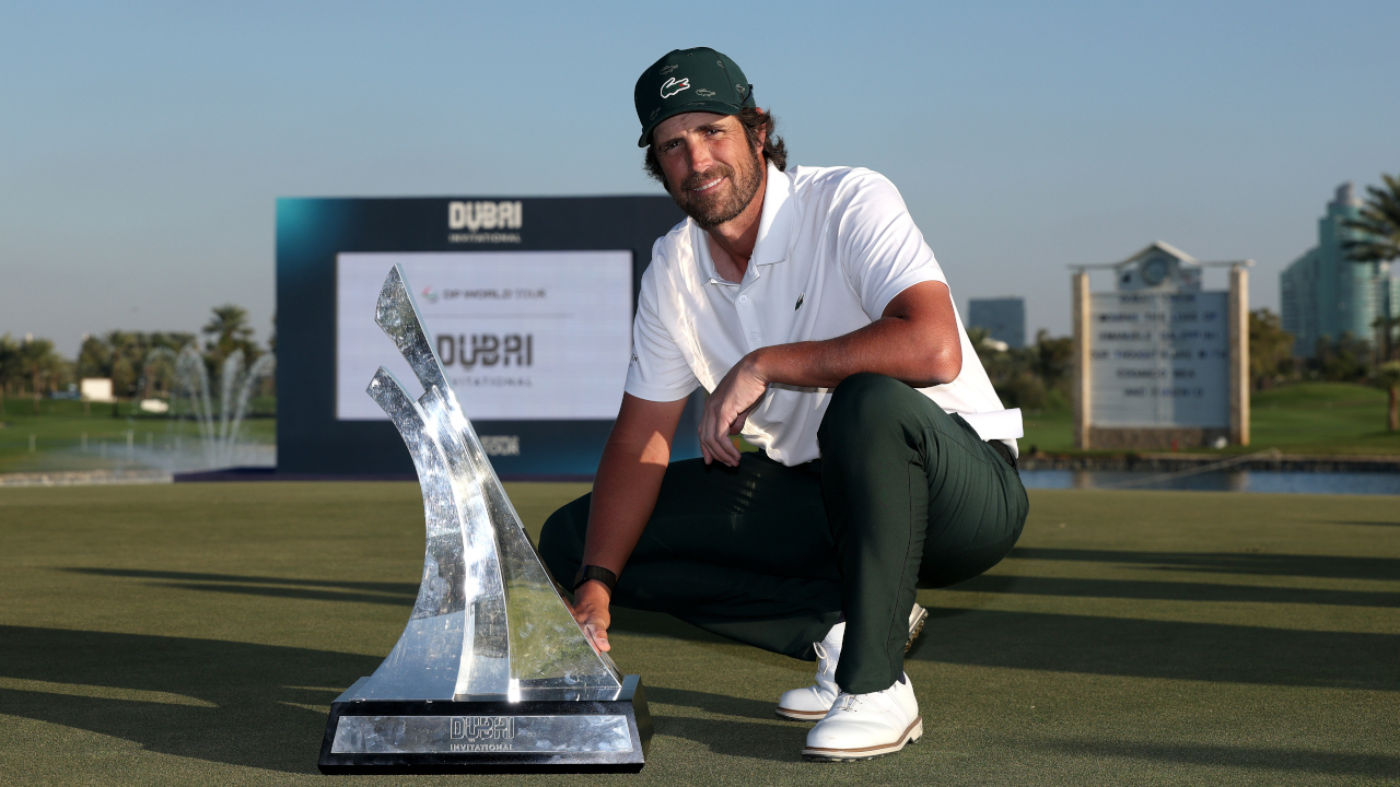 Nacho Elvira berpose dengan trofi Dubai Invitational. (Foto: Golf Digest)