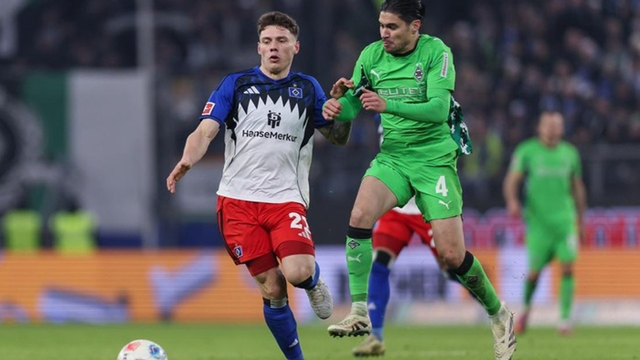 Kevin Diks saat memperkuat Monchengladbach dalam laga kontra Hamburger SV