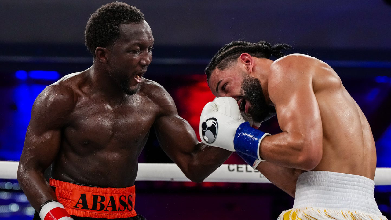 Abass Baraou (kiri) menaklukkan Yoenis Tellez lewat keputusan mutlak pada 23 Agustus lalu di Orlando, Florida. (Foto: Fight TV)