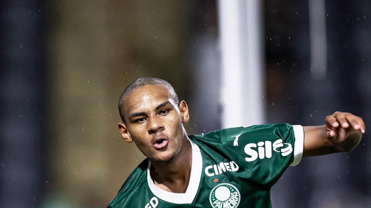 Barcelona Libatkan Deco dalam Memantau Penyerang Berbakat Brasil