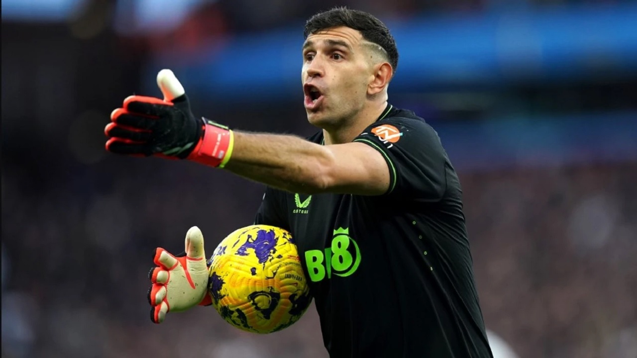Inter Milan tertarik boyong Emiliano Martinez dari Aston Villa.
