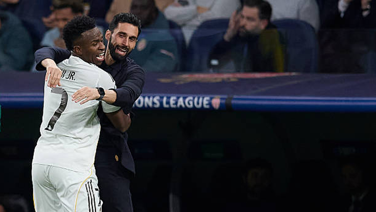 Rangkul Fans Lagi, Alvaro Arbeloa Senang dengan Performa Vinicius Jr