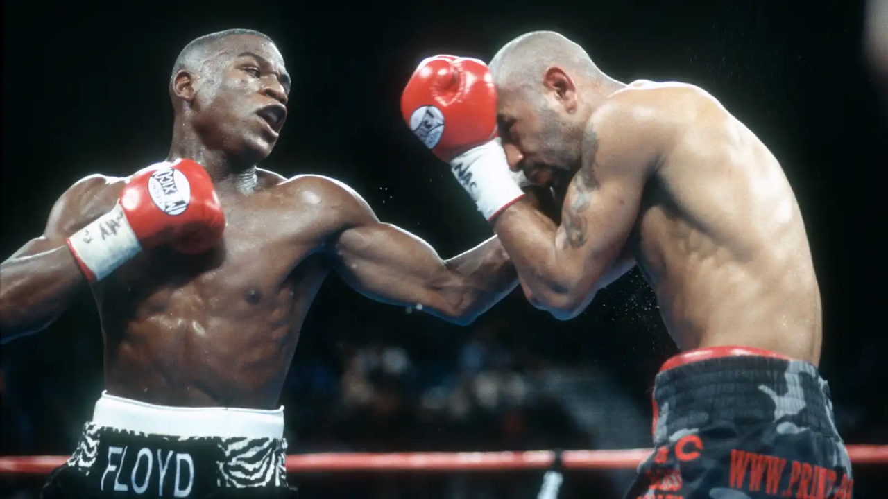 Floyd Mayweather Jr (kiri) mendominasi Diego “Chico” Corrales dalam pertarungan mereka pada 2001. (Foto: Fight TV)