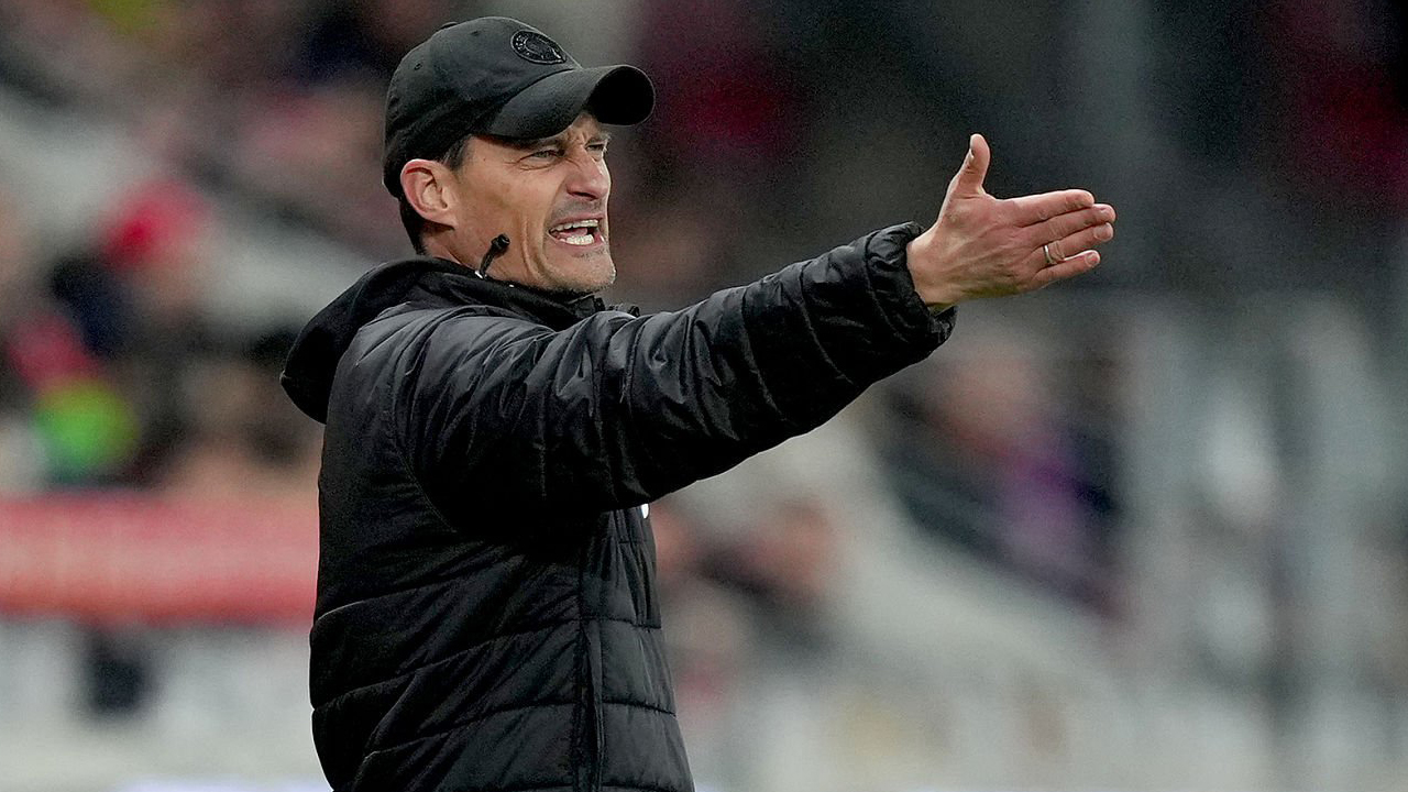 Pelatih St. Pauli, Alexander Blessin.