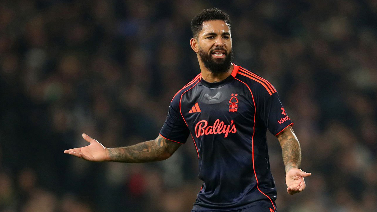 Gelandang Nottingham Forest, Douglas Luiz.