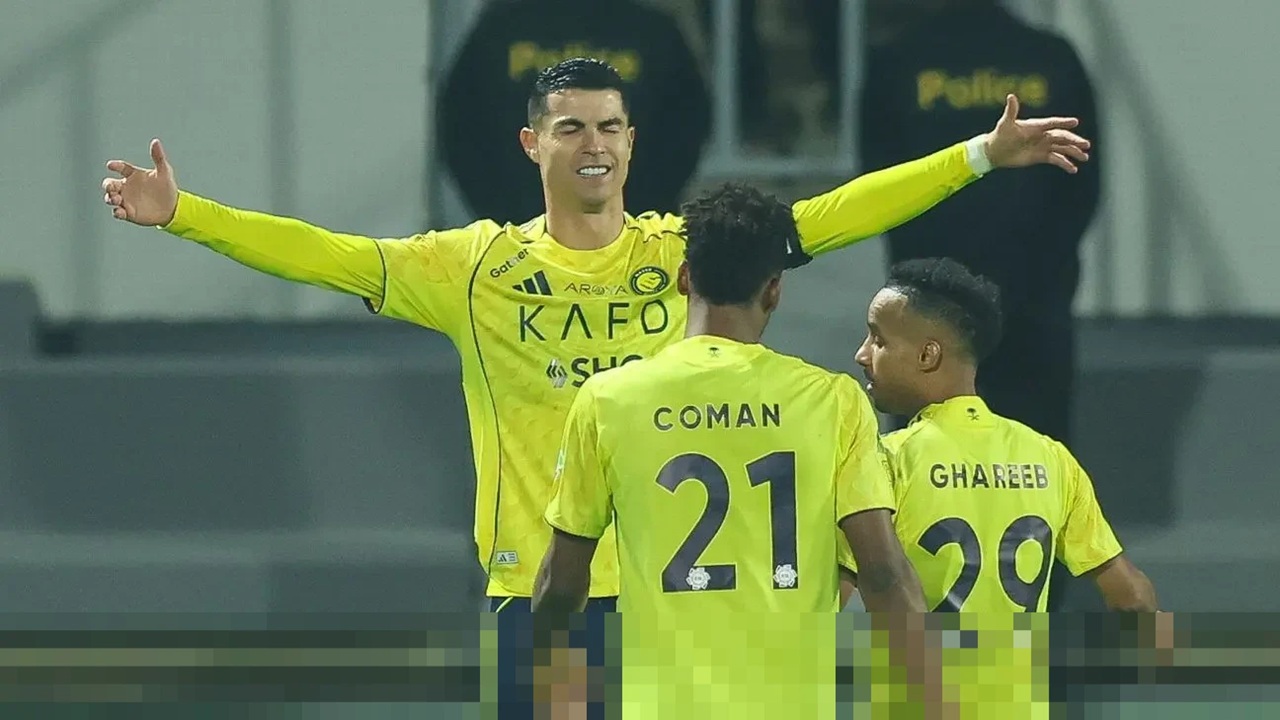 Cristiano Ronaldo mencetak gol ke gawang Damac