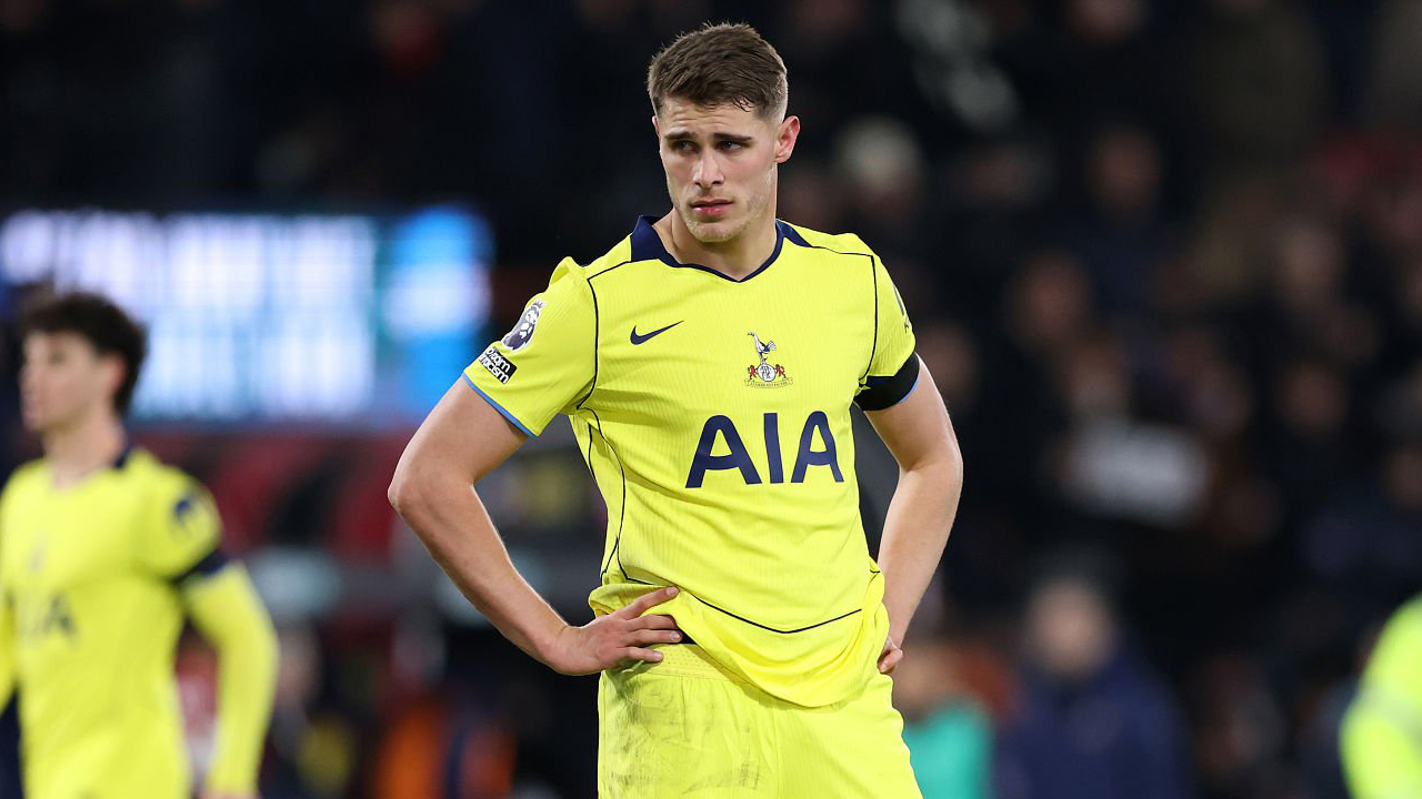 Bek Tottenham Hotspur, Micky van de Ven.