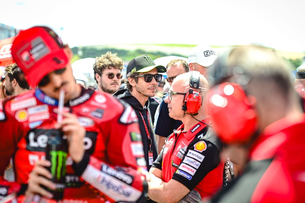 Rossi Bantu Bagnaia Hadapi Tantangan Terberat di MotoGP - sumber: (motorsport)