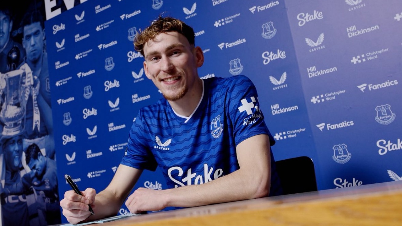 James Garner memperpanjang kontraknya di Everton