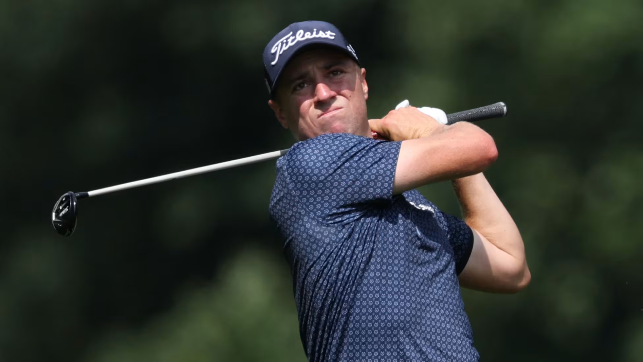 Justin Thomas menyebut proses pemulihannya berjalan sangat baik dan kini sudah mulai memukul wedge serta short iron. (Foto: Golf Digest)