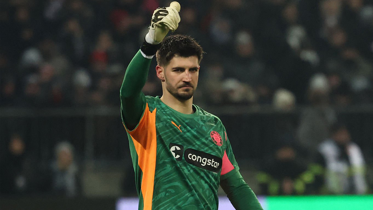 Penjaga gawang St. Pauli, Nikola Vasilj.
