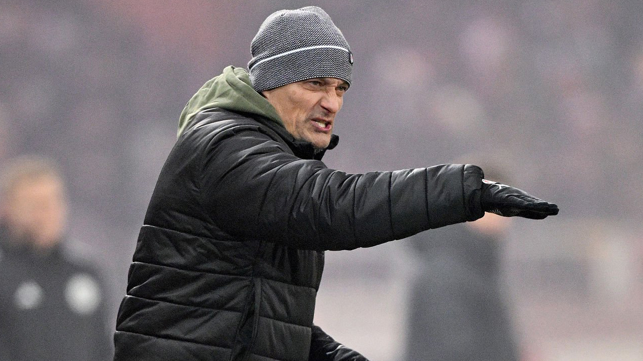 Pelatih St. Pauli, Alexander Blessin.