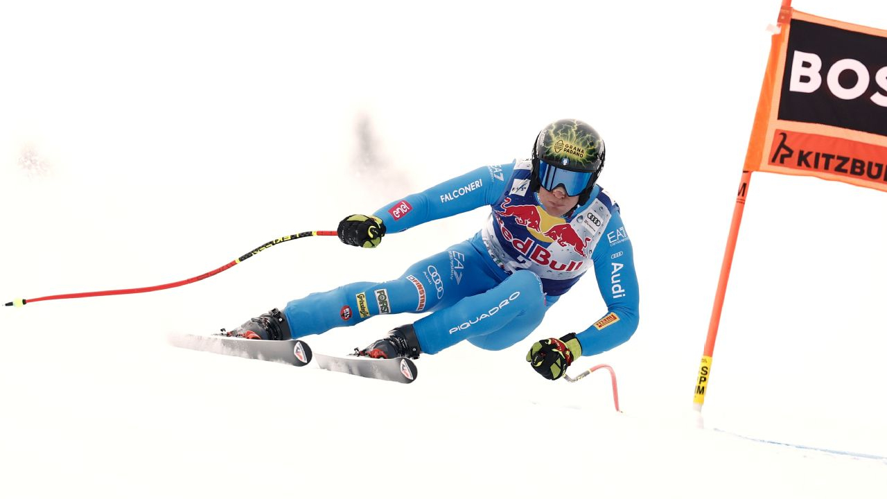 Ini kemenangan kedua Giovanni Franzoni di Piala Dunia ski setelah delapan hari lalu memenangi nomor super-G di Wengen, resor ikonik lainnya. (Foto: AP)