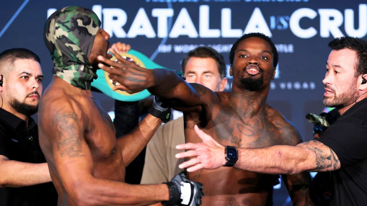 Jesse Hart (kiri) terlihat mendorong Khalil Coe saat sesi tatap muka jelang pertarungan. (Foto: Fight TV)