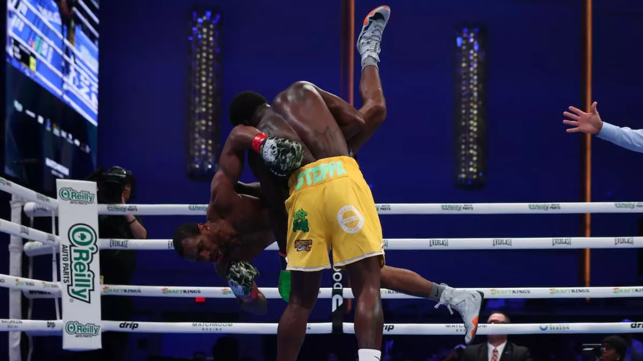 Khalil Coe (kanan) mendapatkan pengurangan satiu poin saat membanting Jesse Hart di ronde ketiga. (Foto: Fight TV)