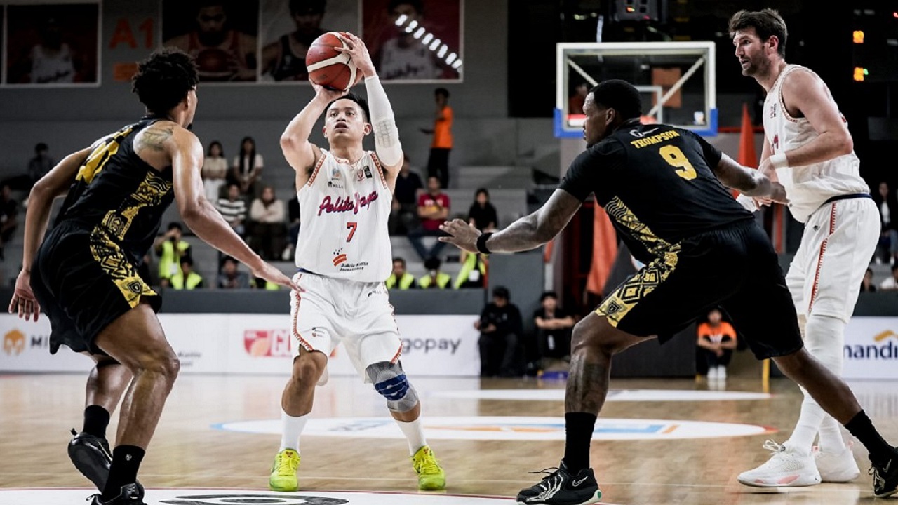 Kesatria Bengawan Solo kalah telak dari Pelita Jaya Jakarta.