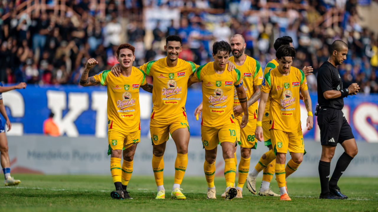 Pemain Persebaya Surabaya merayakan gol pertama ke gawang PSIM Jogja
