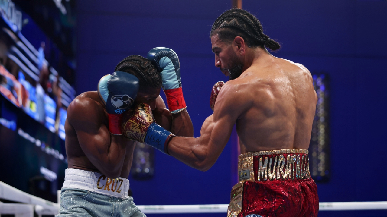 Raymond Muratalla (kanan) mengalahkan Andy Cruz melalui keputusan mayoritas dalam pertarungan utama yang ketat dan penuh adu taktik. (Foto: Fight TV)