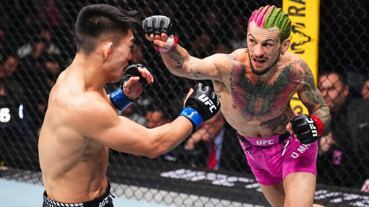 Sean O’Malley (kanan) tampil lebih sabar dan terkontrol saat menghadapi tekanan konstan dari Song Yadong. (Foto: Fight TV)