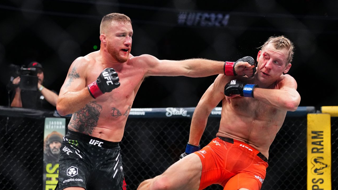 Justin Gaethje (kiri) dan Paddy Pimblett bertarung penuh aksi dan jual beli serangan selama lima ronde. (Foto: Fight TV)