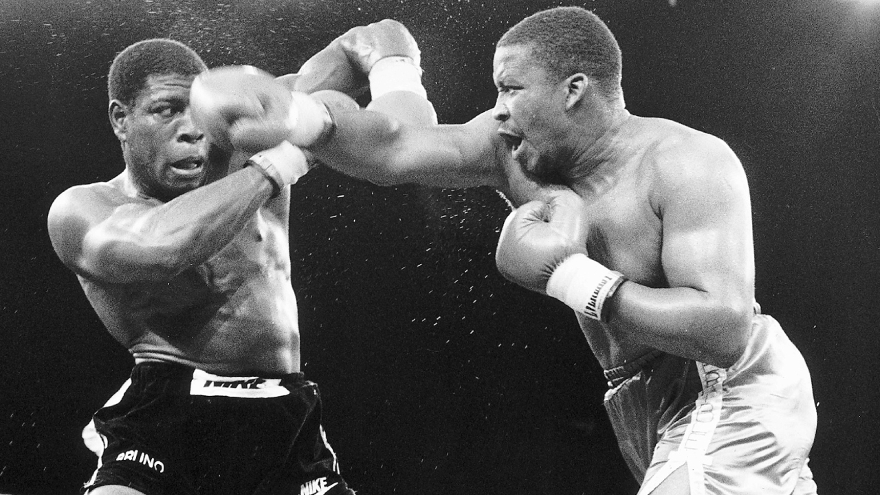 Tim Witherspoon (kanan) menghentikan Frank Bruno di ronde ke-11 dengan pukulan overhand kanan keras. (Foto: Fight TV)