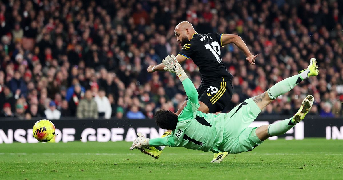 Arsenal Tak Kuasai Laga, Neville Kritik Usai Gol Mbeumo - sumber: (footballlondon)