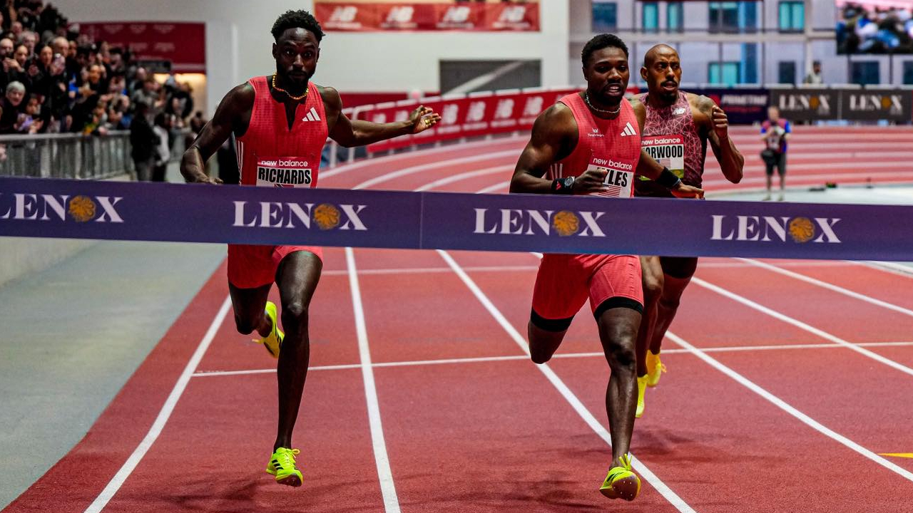Noah Lyles (kanan) hanya terpaut 0,01 detik dengan sang pemenang Jereem Richards. (Foto: AP)