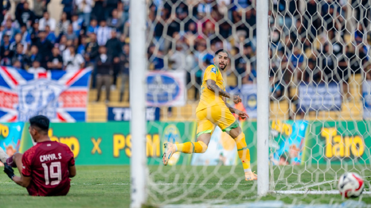 Penyerang Persebaya Surabaya, Bruno Paraiba menyumbang satu gol ke gawang PSIM Jogja