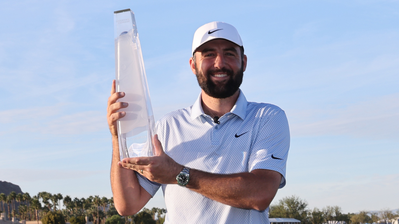 Scottie Scheffler berpose dengan trofi The American Express. (Foto: Golf Digest)