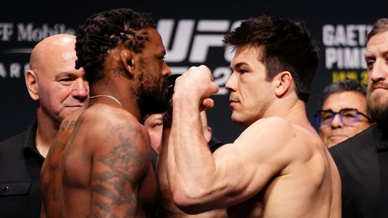 Michael Johnson (kiri) dan Alexander Hernandez berpose saat timbang badan sebelum pertarungan mereka. (Foto: Fight TV)