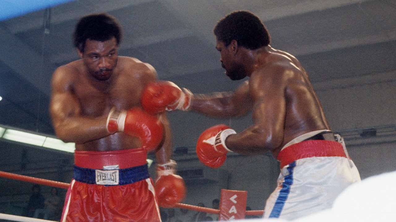 George Foreman (kiri) dan Ron Lyle bertarung di Caesar Palace, Las Vegas. (Foto: Fight TV)