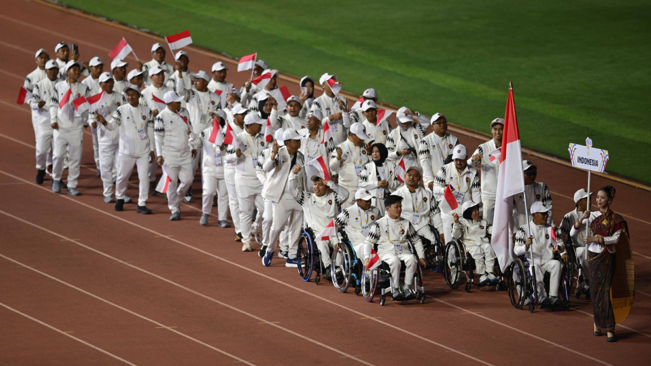 Kontingen Indonesia berparade dalam upacara penmutupan ASEAN Para Games 2025 di Thailand. (Foto: Istimewa)