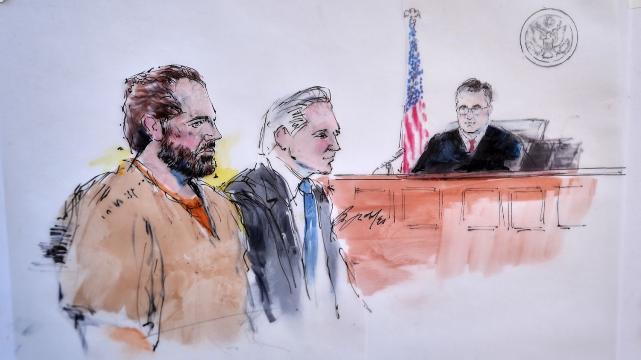 Ilustrasi Ryan Wedding dan pengacaranya hadir dalam persidangan di Santa Ana, California. (Foto: AP)