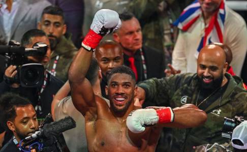 Anthony Joshua Tantang “Twitter Fingers” Tyson Fury Usai Kalahkan Jake Paul