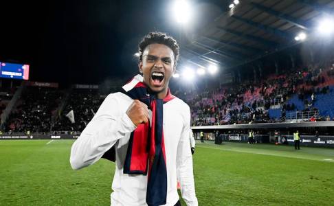 Bantu Juventus Menang, Juan Cabal Tukar Jersey dengan Federico Bernardeschi