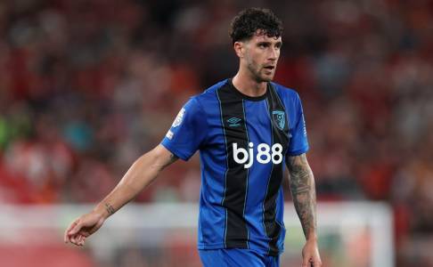Barcelona Mulai Serius Mengincar Bek Tengah Bournemouth