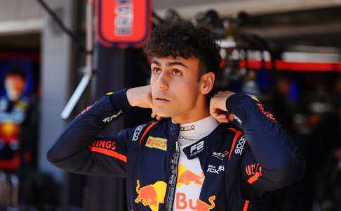 Bearman Ingatkan Arvid Lindblad, Debut F1 Tak Semudah yang Dibayangkan