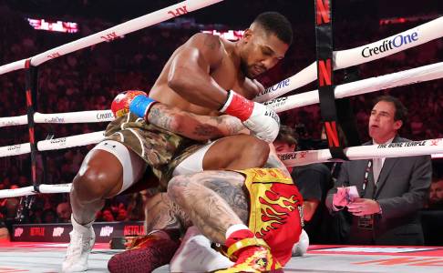 Dunia Olahraga Respons “Pertunjukan Badut” Anthony Joshua Vs Jake Paul