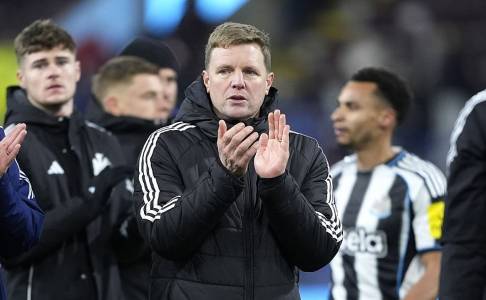 Eddie Howe Terharu Namanya Dinyanyikan, Newcastle Bangkit di Markas Burnley