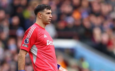 Emiliano Martinez dan Pau Torres Diragukan Tampil Lawan West Ham