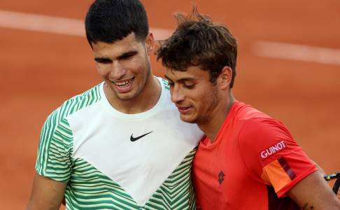 Flavio Cobolli Ungkap Perbedaan Berlatih Bersama Carlos Alcaraz